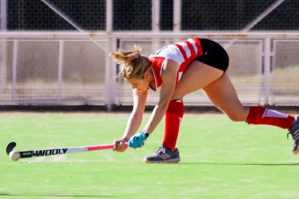 Julieta Guimaraenz jugando al hockey